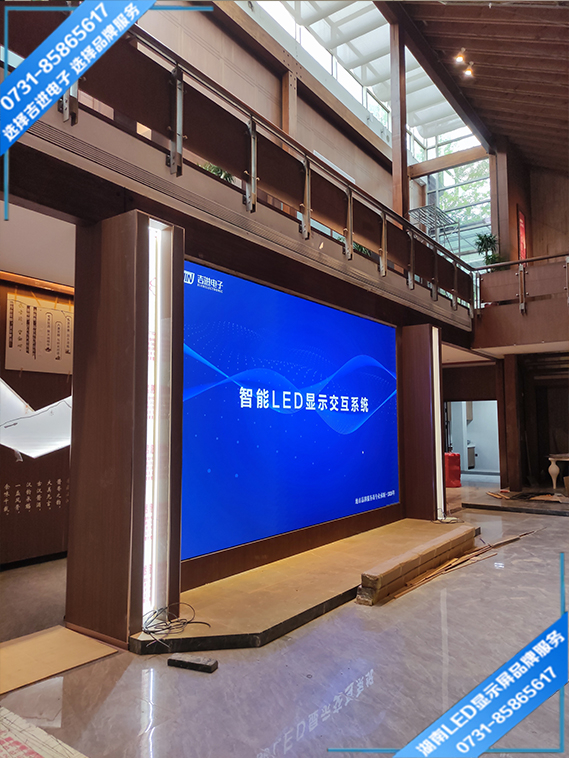 长沙岳麓区桐梓坡路万象城商场服装店LED显示屏